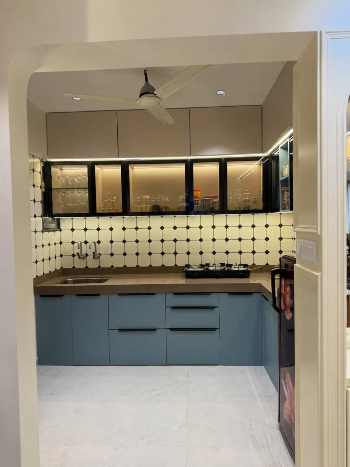 Compact, bright and functional kitchen