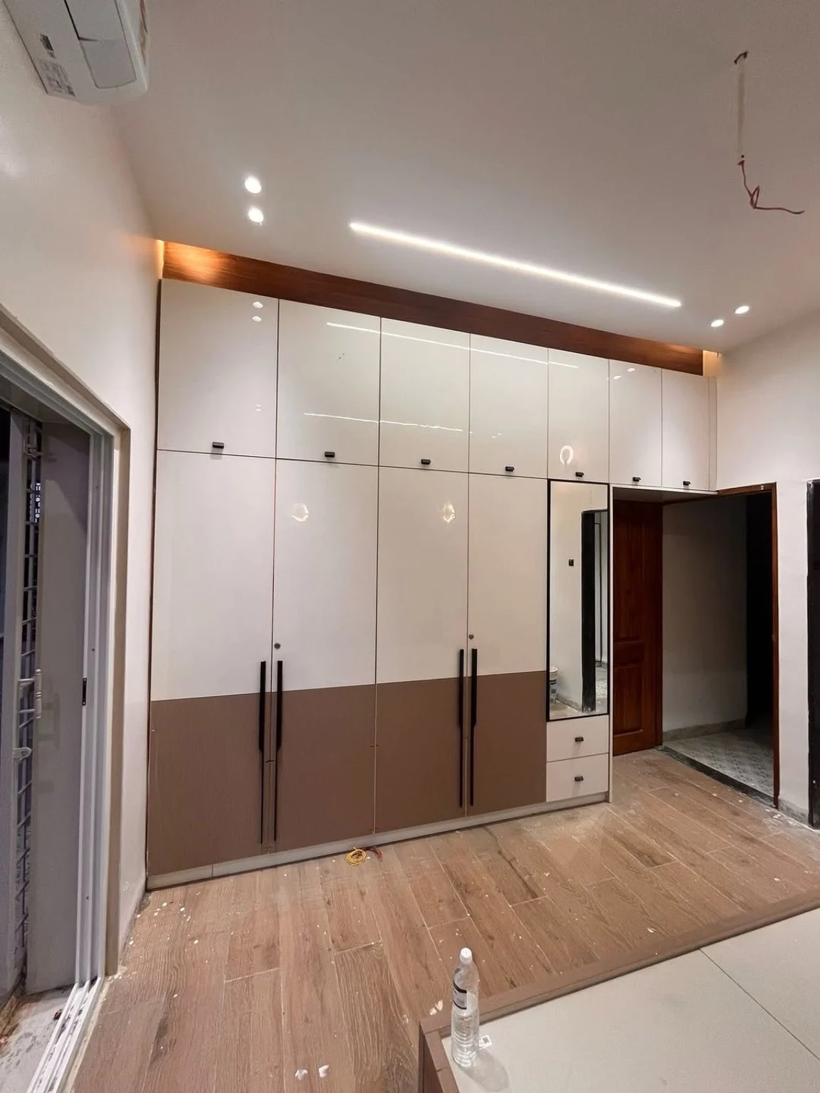 Custom wardrobe with integrated storage